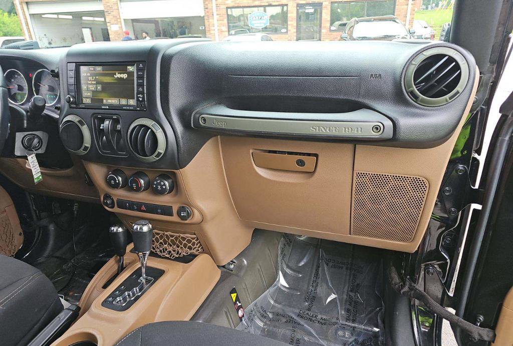 Used 2016 Jeep Wrangler Rubicon w/ Power Convenience Group AWD/4WD image 10