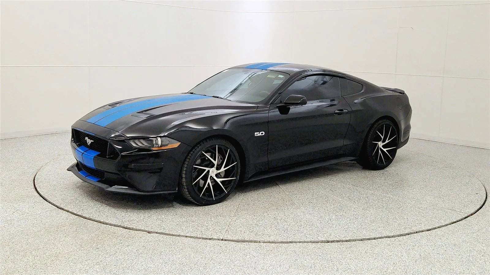 Used 2020 Ford Mustang GT image 2