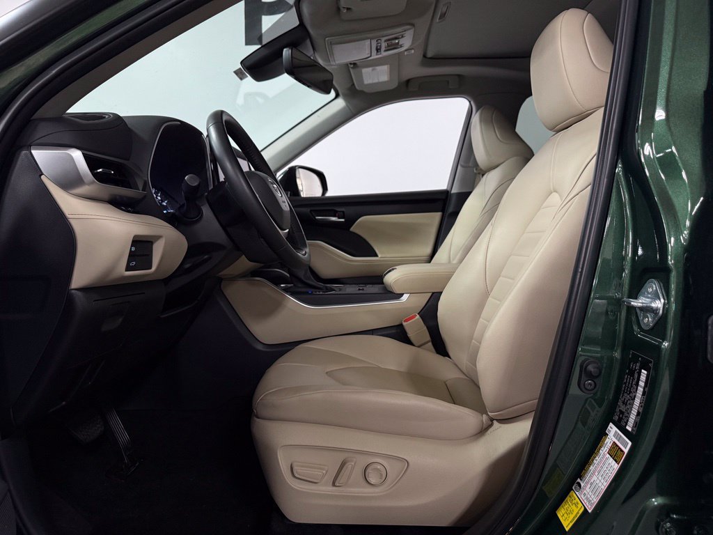 Used 2025 Toyota Highlander XLE AWD/4WD image 9