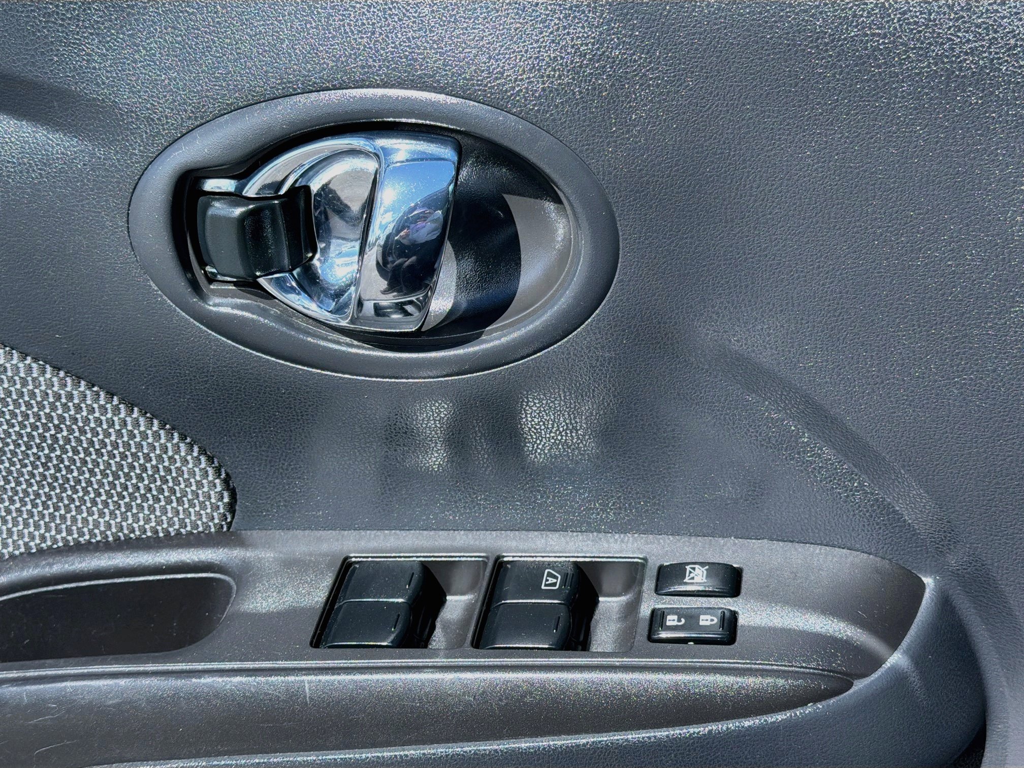 Used 2015 Nissan Versa SV FWD image 21