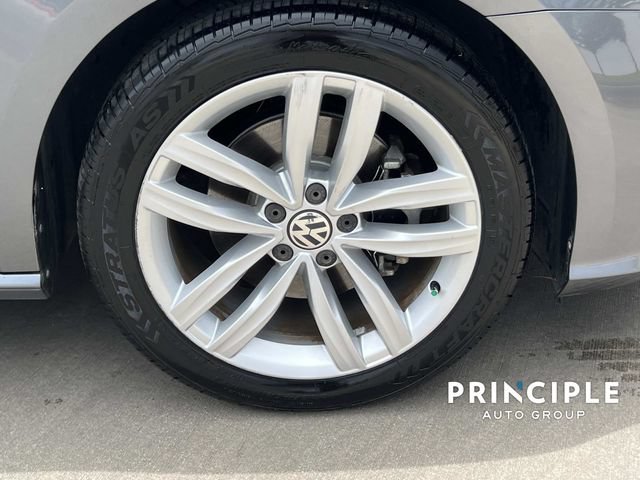 Used 2019 Volkswagen Passat 2.0T Wolfsburg w/ Wheels & Sunroof Package FWD image 4