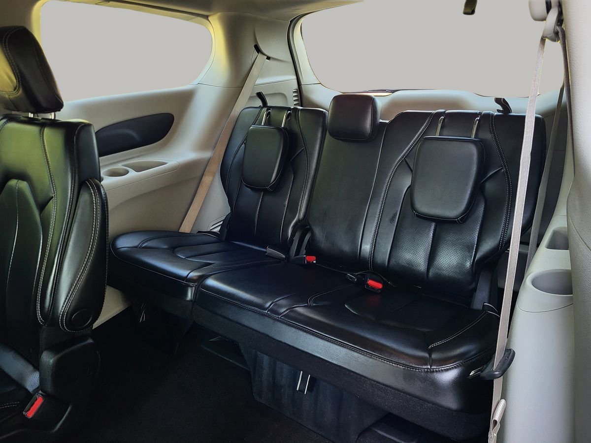 Used 2023 Chrysler Pacifica Touring-L FWD image 16