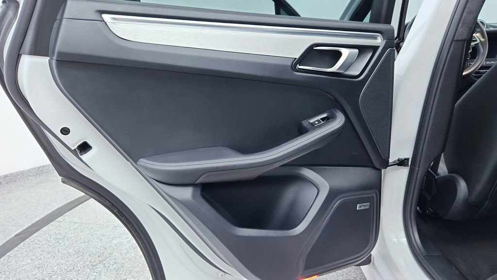 Used 2020 Porsche Macan Turbo image 38