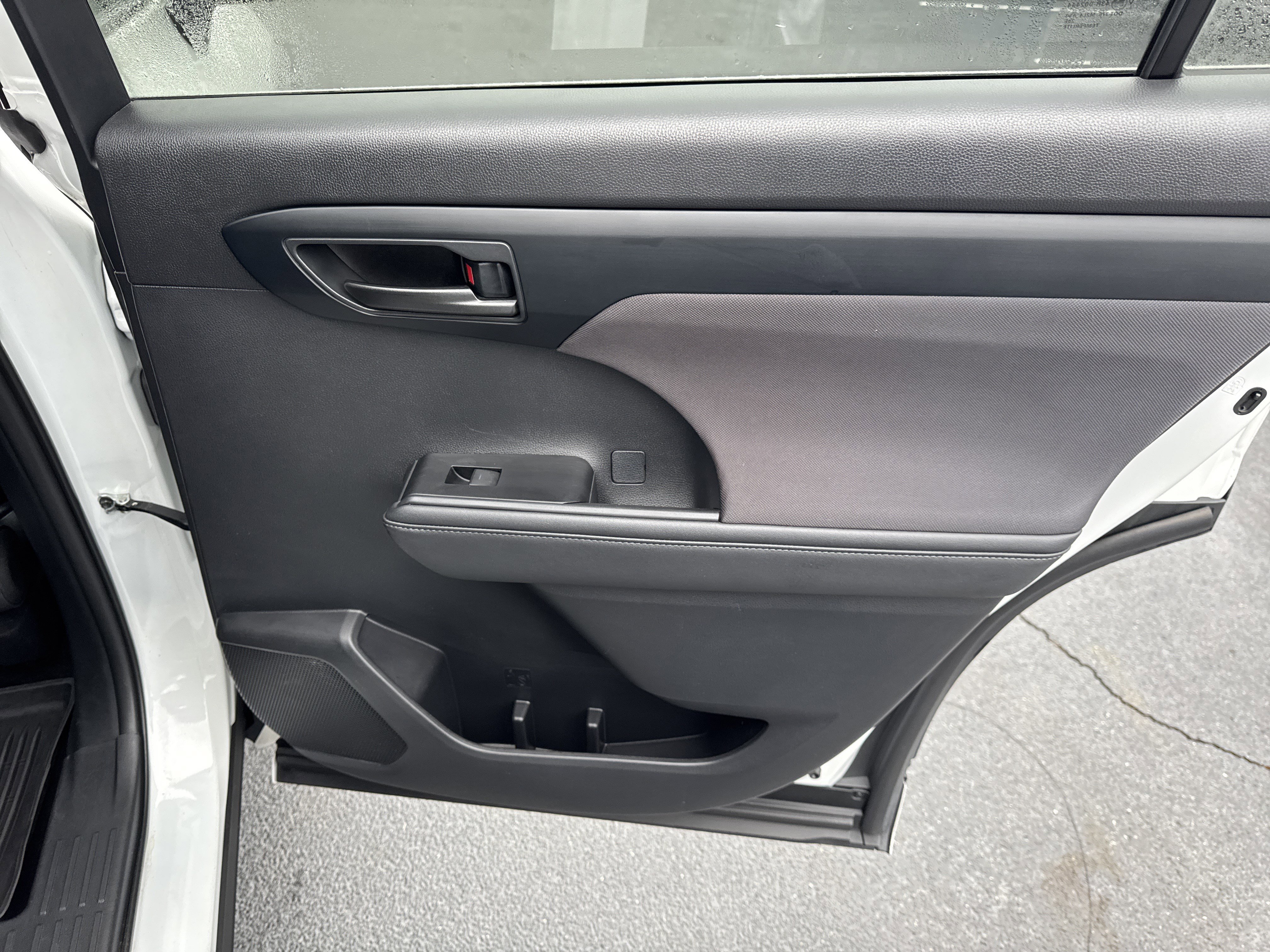 Used 2023 Toyota Highlander LE image 33