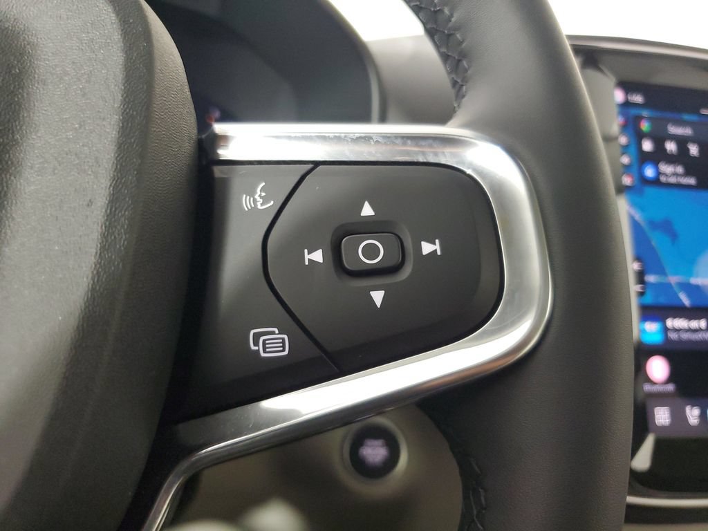Used 2025 Volvo XC40 B5 Plus AWD/4WD image 28