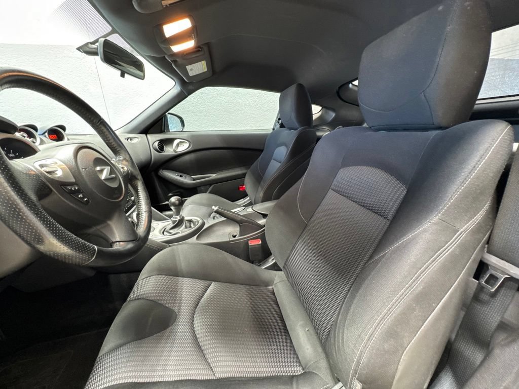 Used 2016 Nissan 370Z Coupe RWD image 9