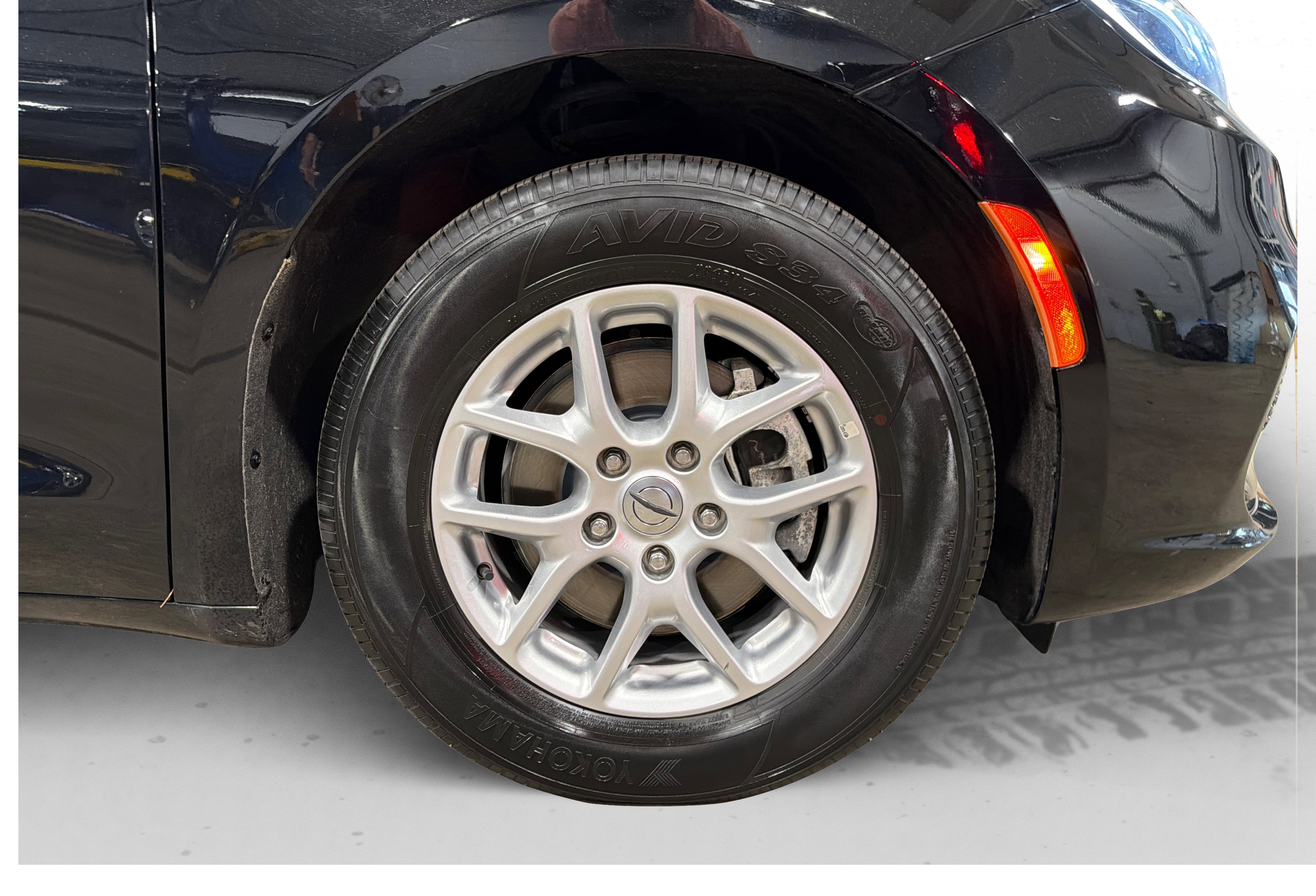 Used 2024 Chrysler Pacifica Touring-L FWD image 53