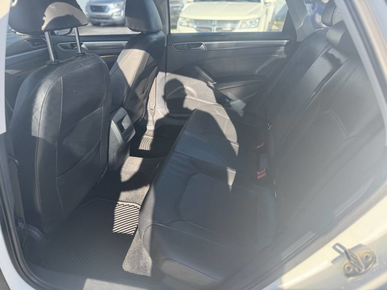 Used 2016 Volkswagen Passat 1.8T R-Line w/ R-Line Lighting Package image 10