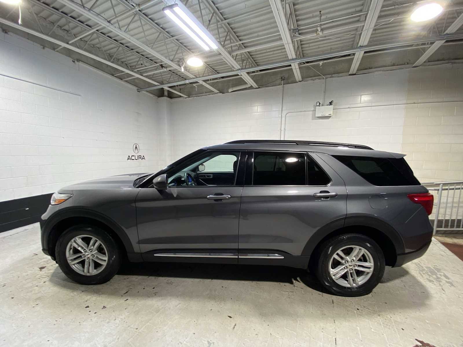 Used 2022 Ford Explorer XLT w/ Equipment Group 202A image 3