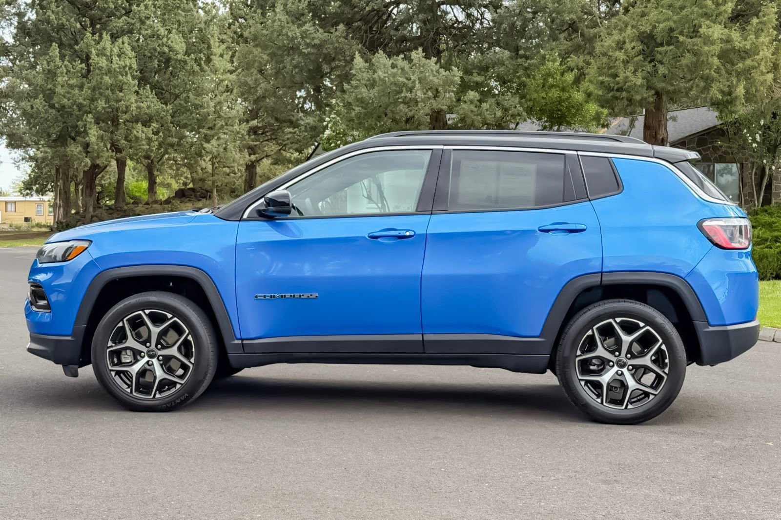 Used 2025 Jeep Compass Limited AWD/4WD image 8