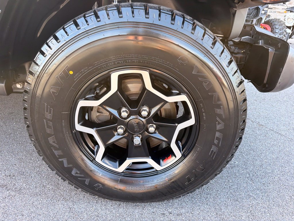 Used 2022 Jeep Gladiator Rubicon w/ LED Lighting Group AWD/4WD image 39