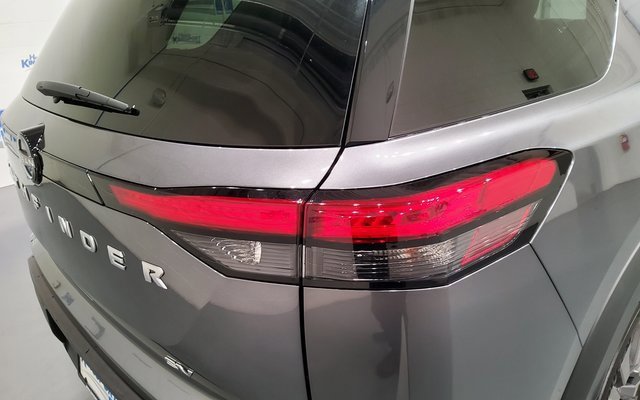 Used 2024 Nissan Pathfinder SV image 12