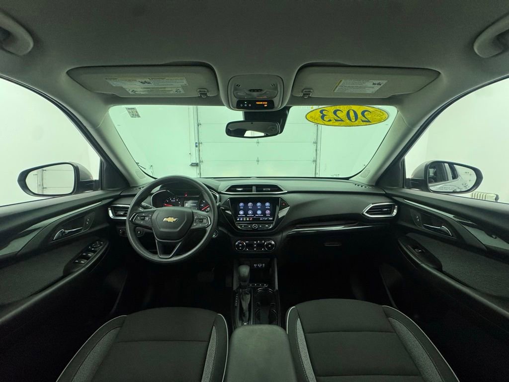 Used 2023 Chevrolet TrailBlazer LT w/ Convenience Package FWD image 3