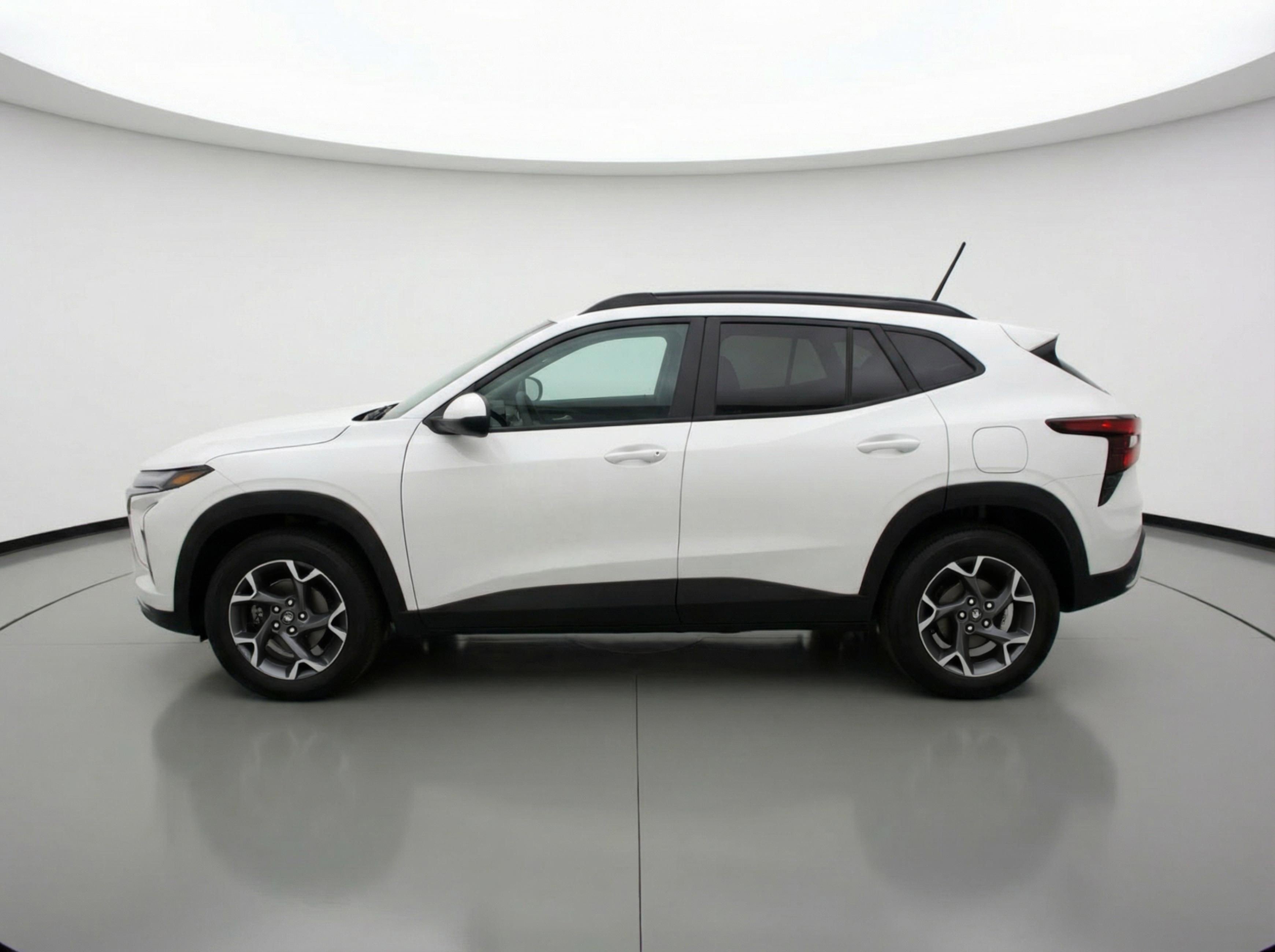 Used 2025 Chevrolet Trax LT w/ LT Convenience Package FWD image 5