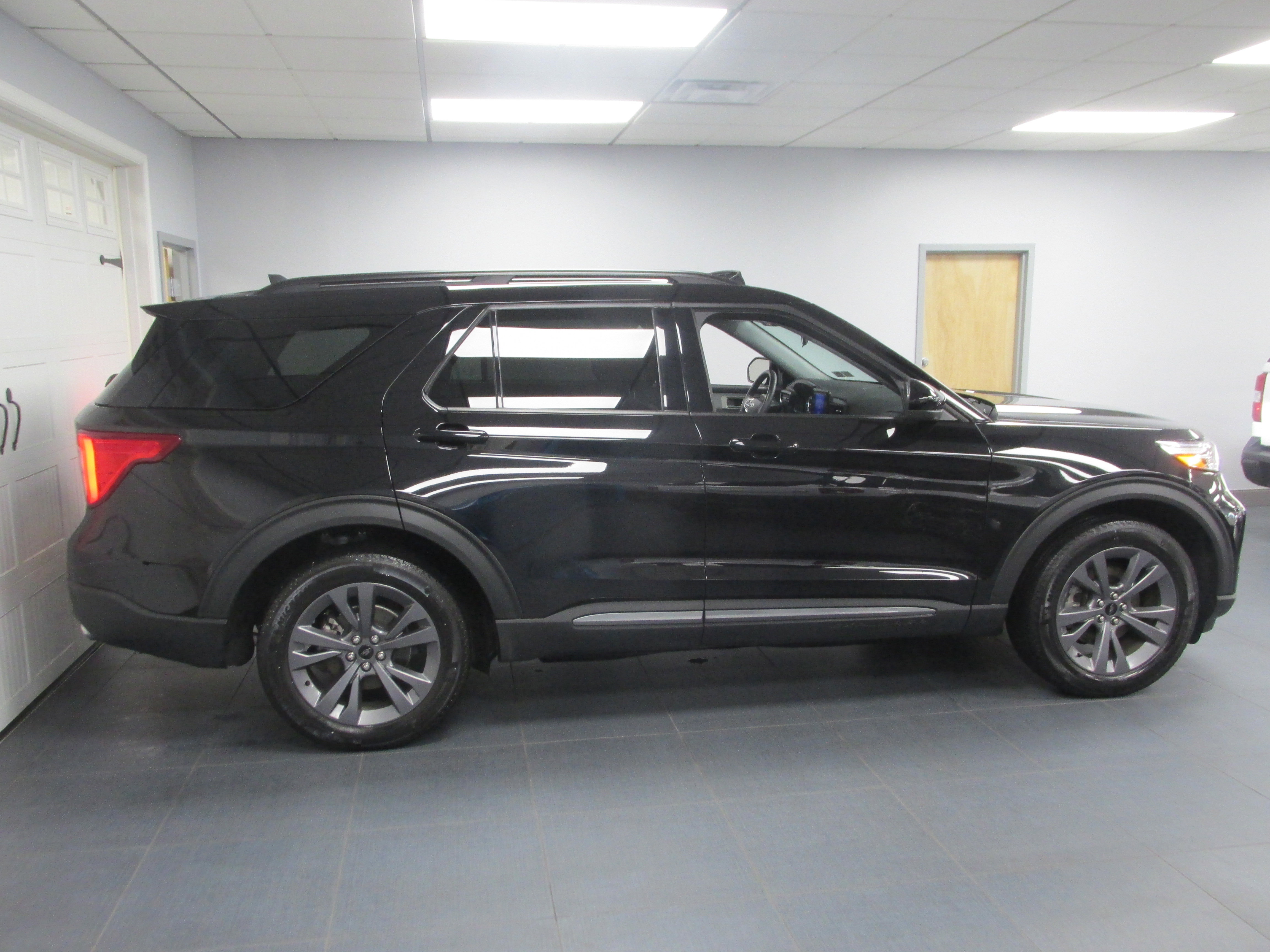 Used 2022 Ford Explorer XLT w/ Equipment Group 202A image 4