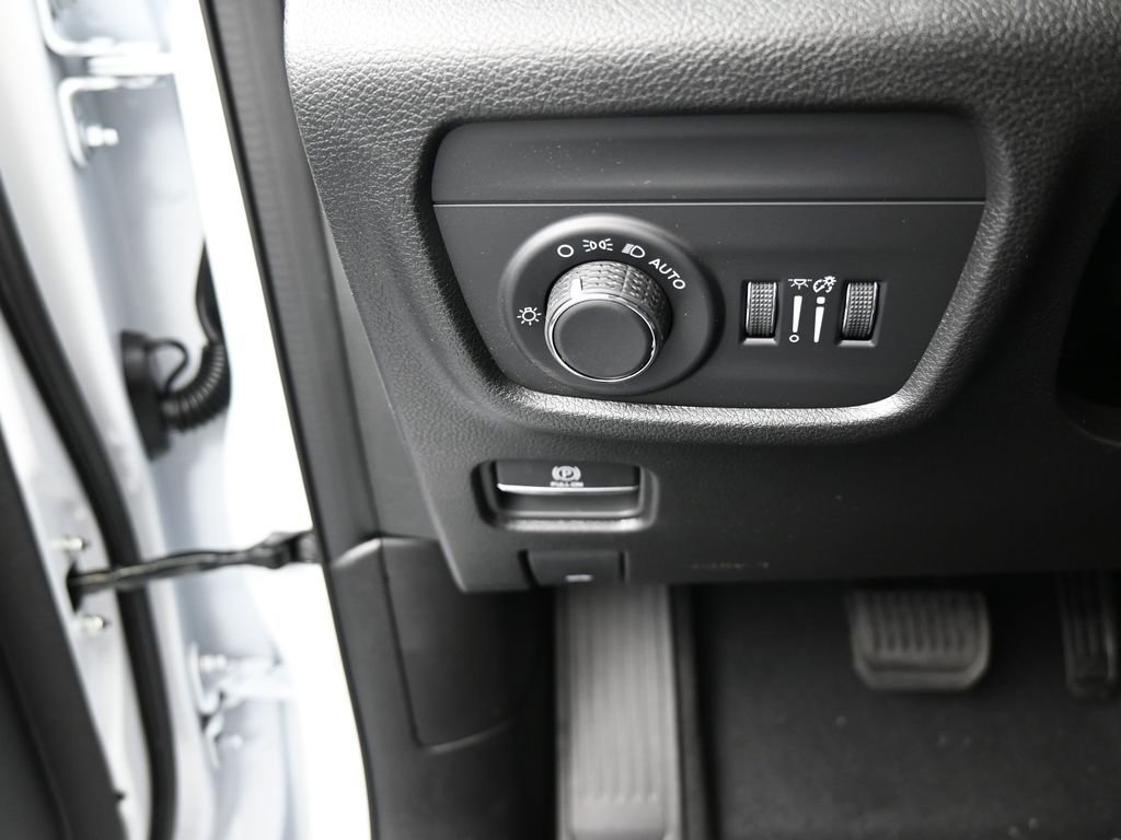 New 2025 Jeep Grand Cherokee Altitude image 26