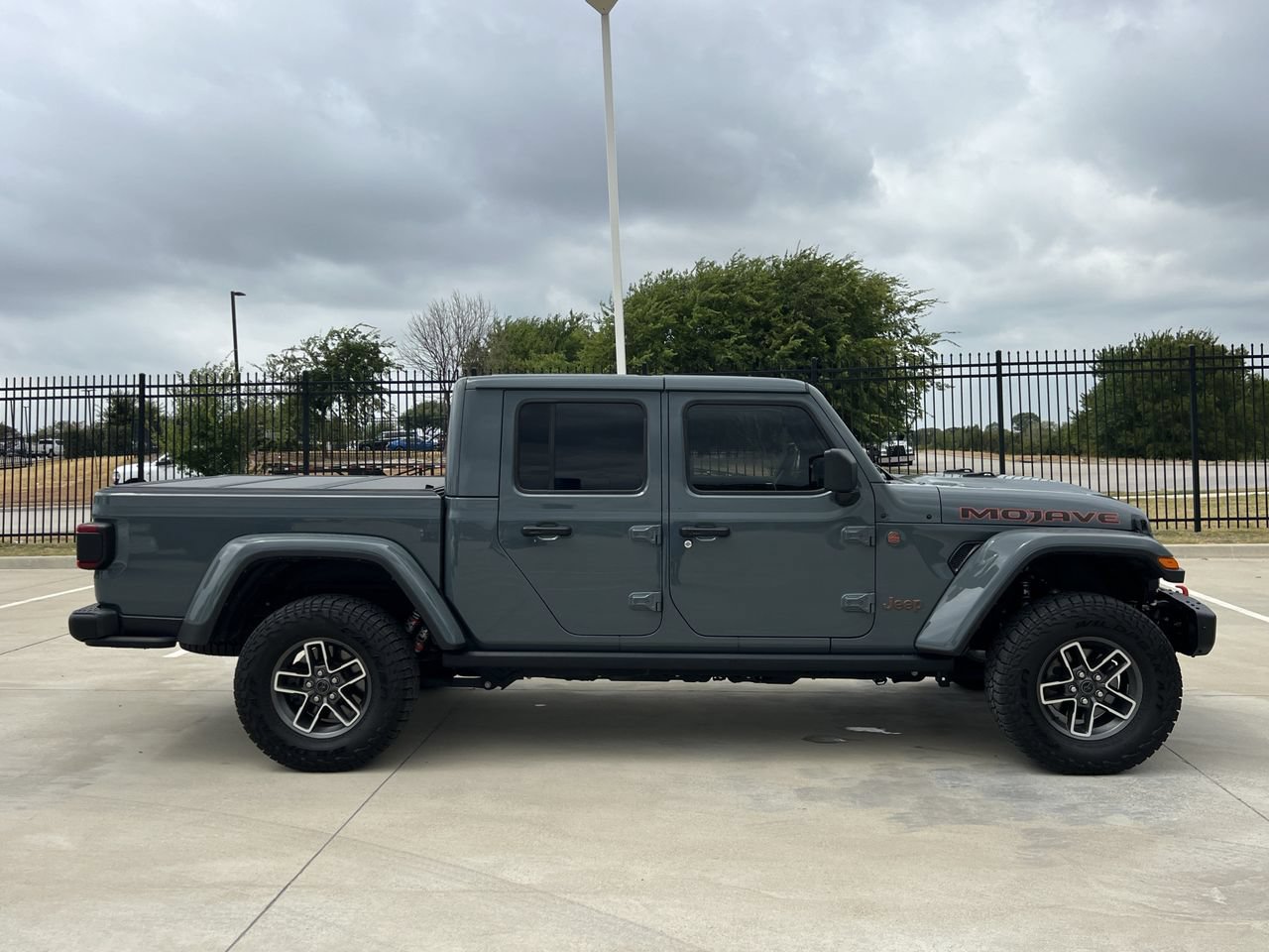 Used 2025 Jeep Gladiator Mojave AWD/4WD image 4