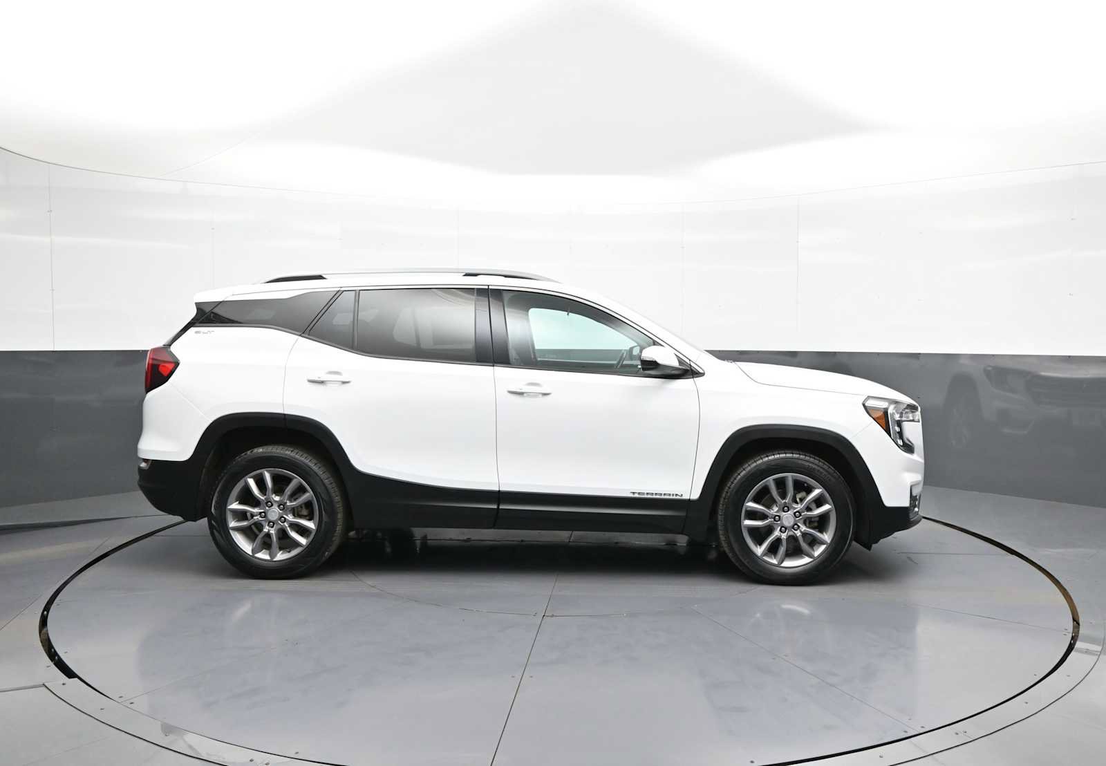Used 2022 GMC Terrain SLT w/ Infotainment Package II AWD/4WD image 5