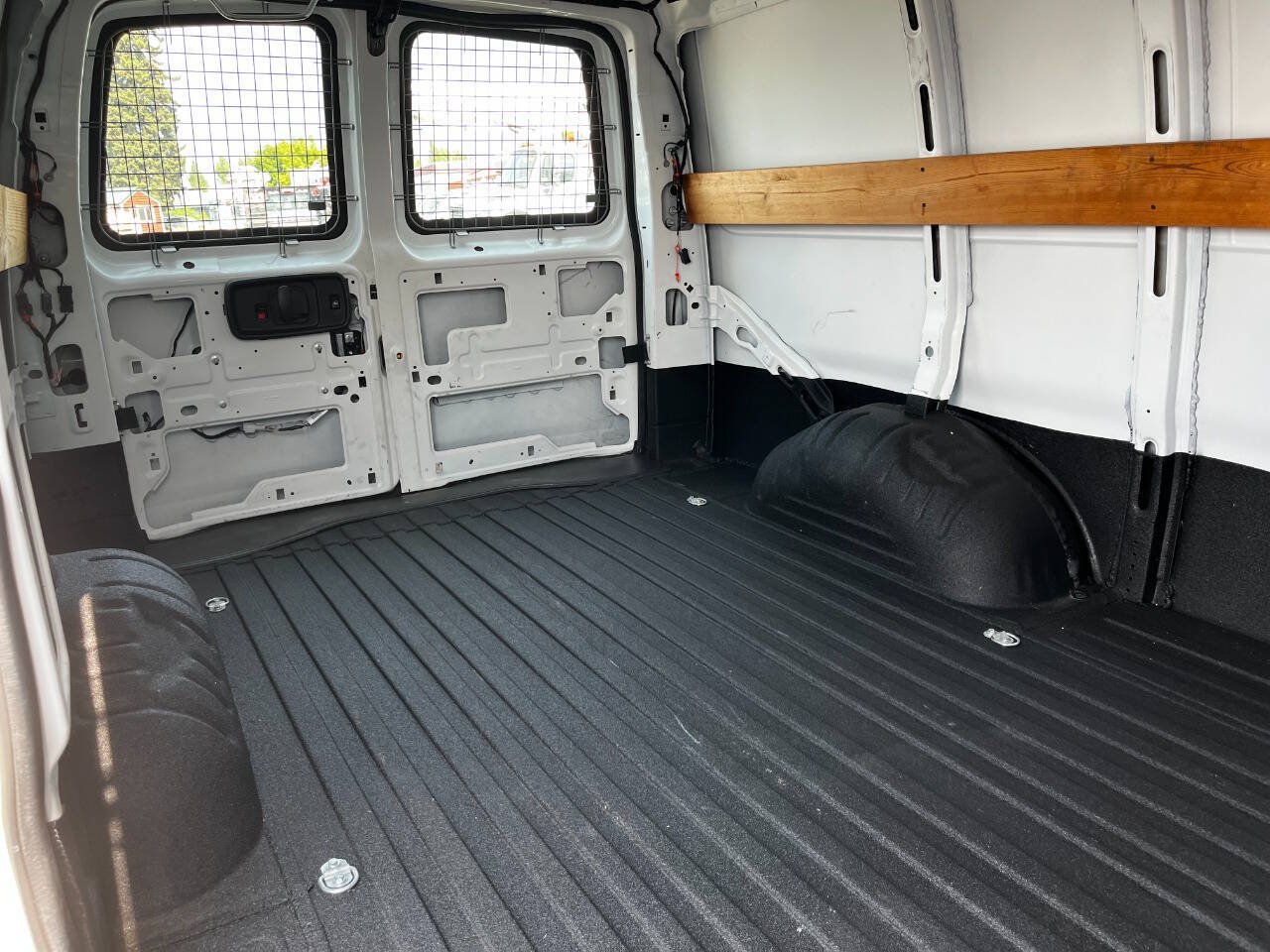 Used 2015 Chevrolet Express 2500 RWD image 19