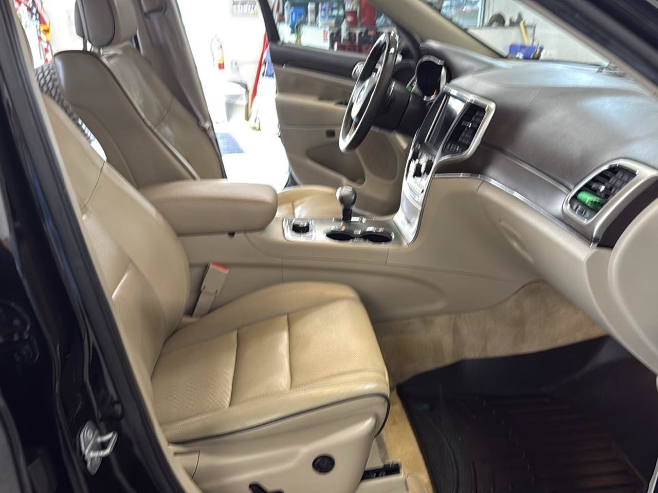 Used 2015 Jeep Grand Cherokee Overland AWD/4WD image 55
