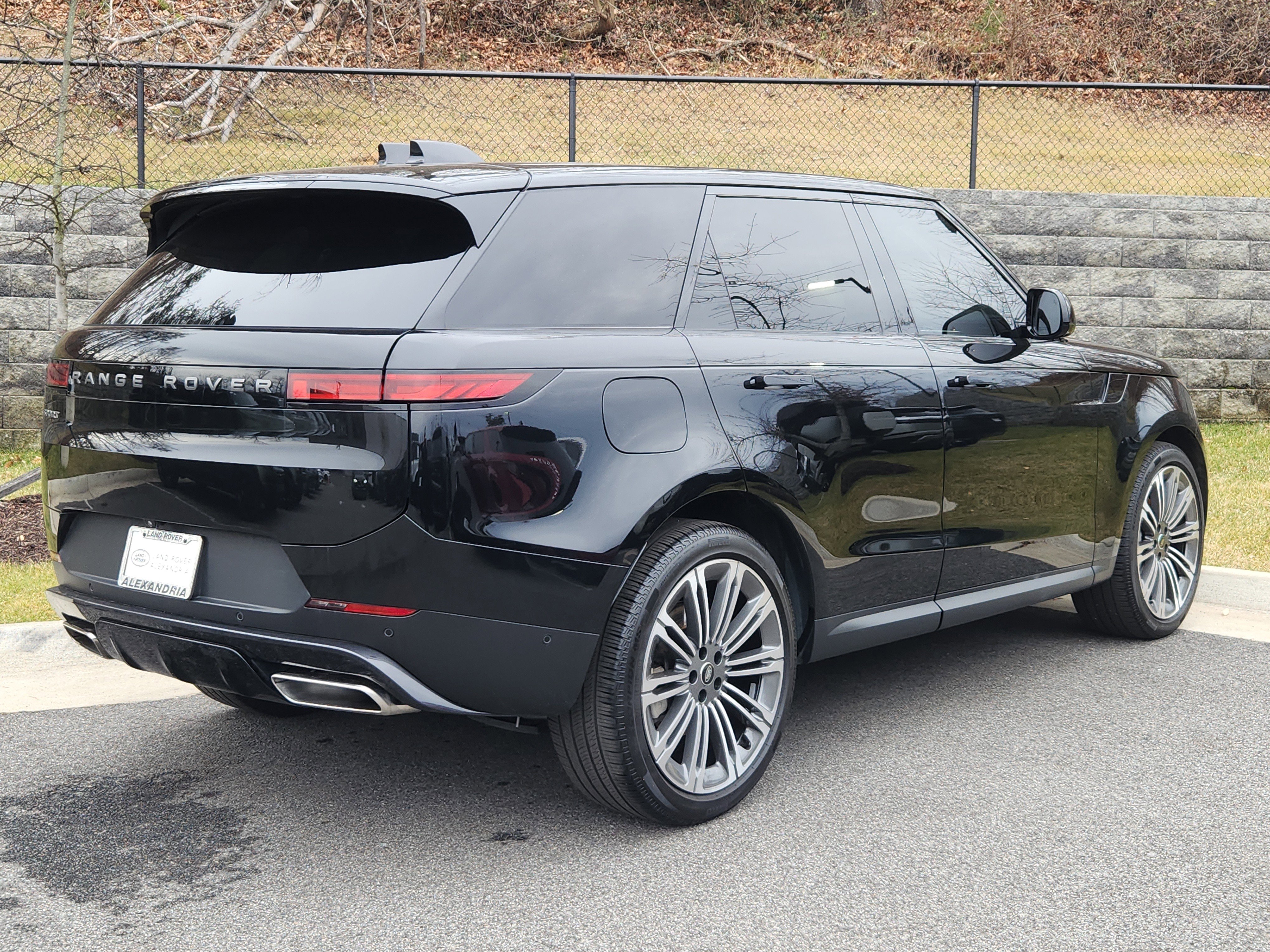 Used 2025 Land Rover Range Rover Sport SE image 2