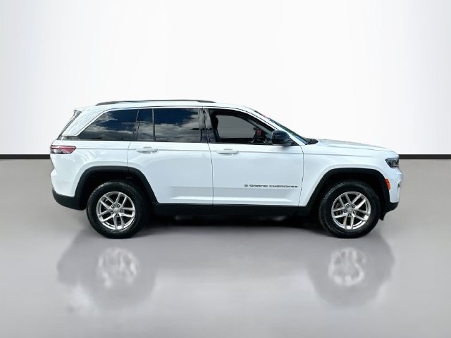Used 2023 Jeep Grand Cherokee Laredo AWD/4WD image 5