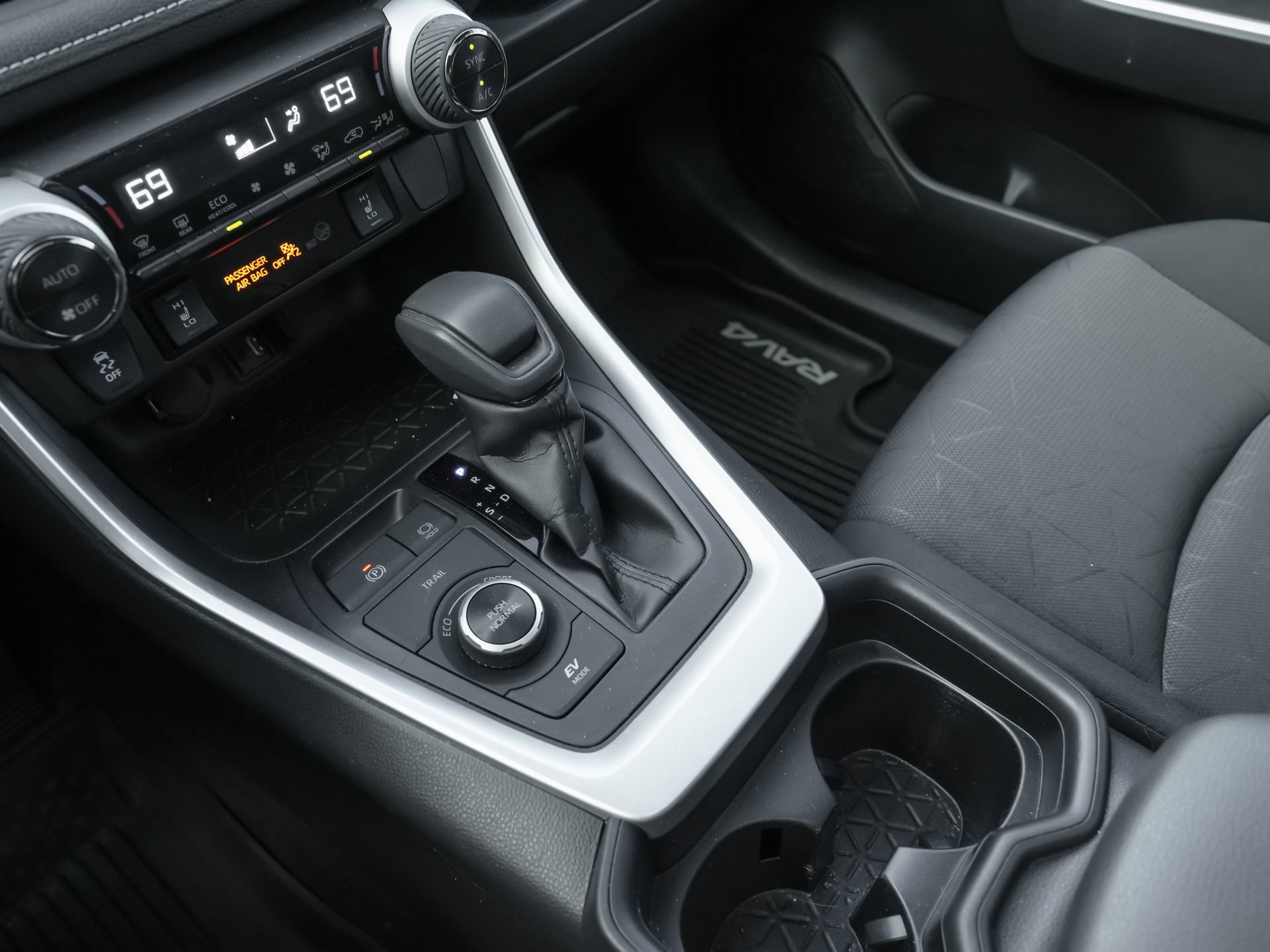 Used 2019 Toyota RAV4 XLE AWD/4WD image 22
