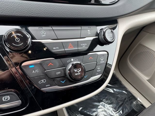 Used 2023 Chrysler Voyager LX image 11