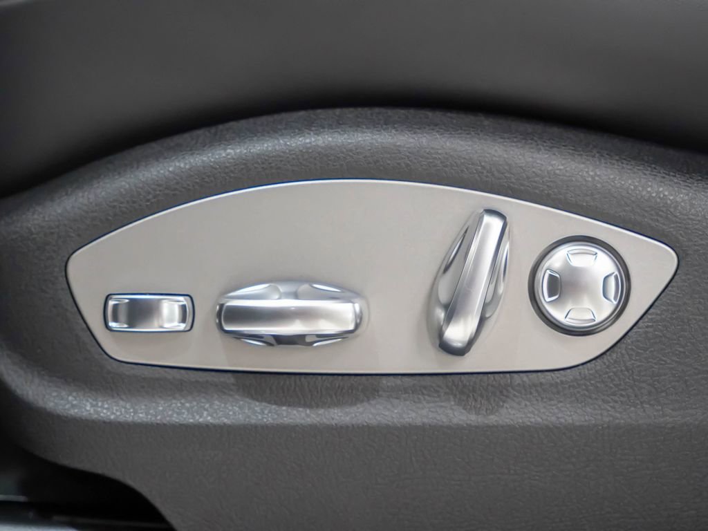 Certified 2026 Porsche Macan AWD/4WD image 24