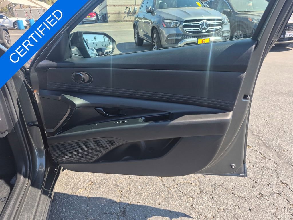 Used 2025 Hyundai Elantra SEL image 29