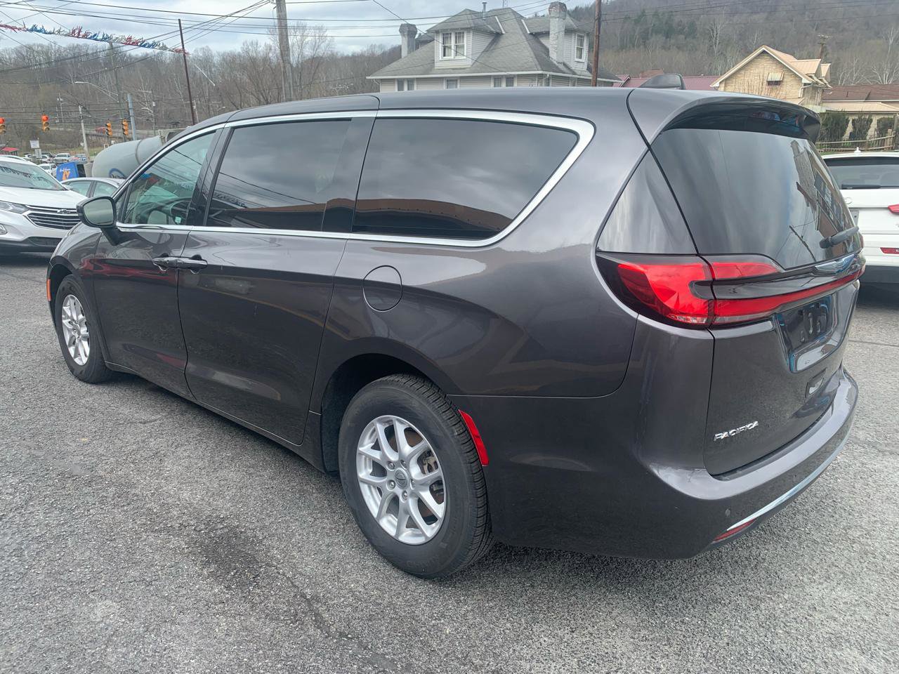 Used 2023 Chrysler Pacifica Touring-L image 3
