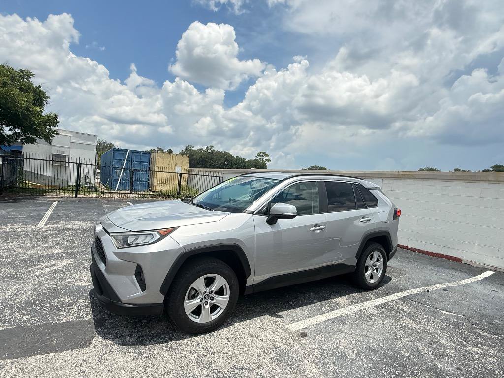Used 2020 Toyota RAV4 XLE FWD image 2