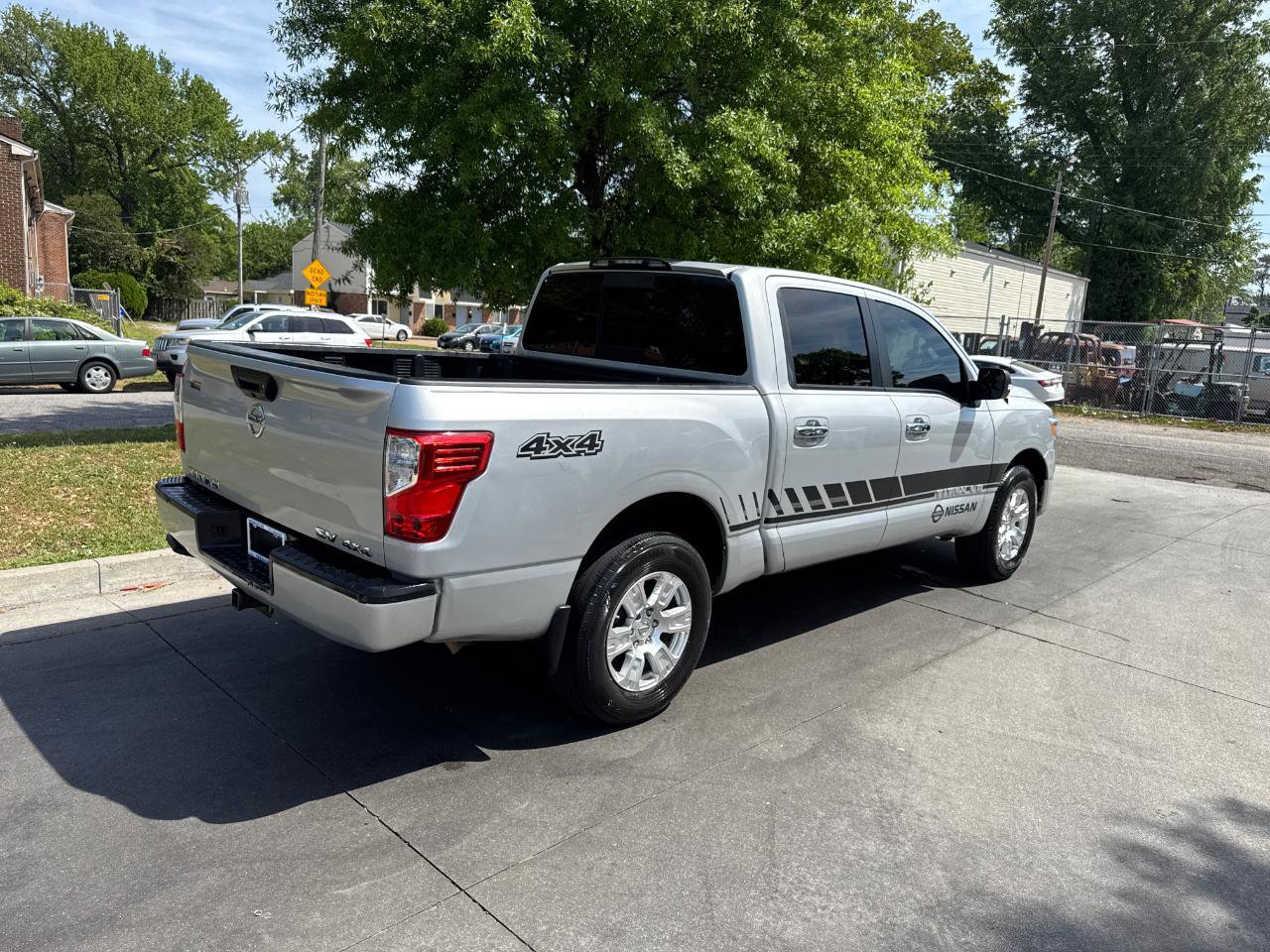 Used 2019 Nissan Titan SV AWD/4WD image 9