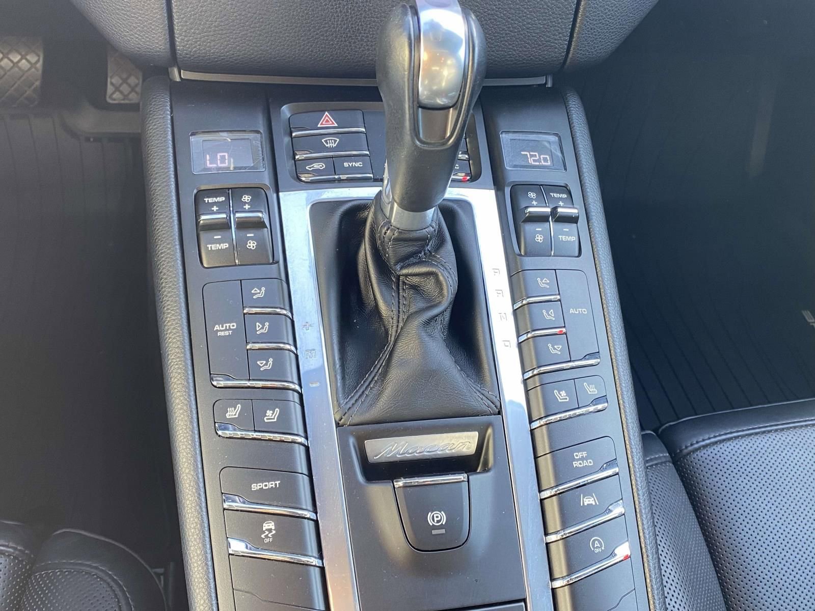 Used 2018 Porsche Macan w/ Premium Package Plus AWD/4WD image 31