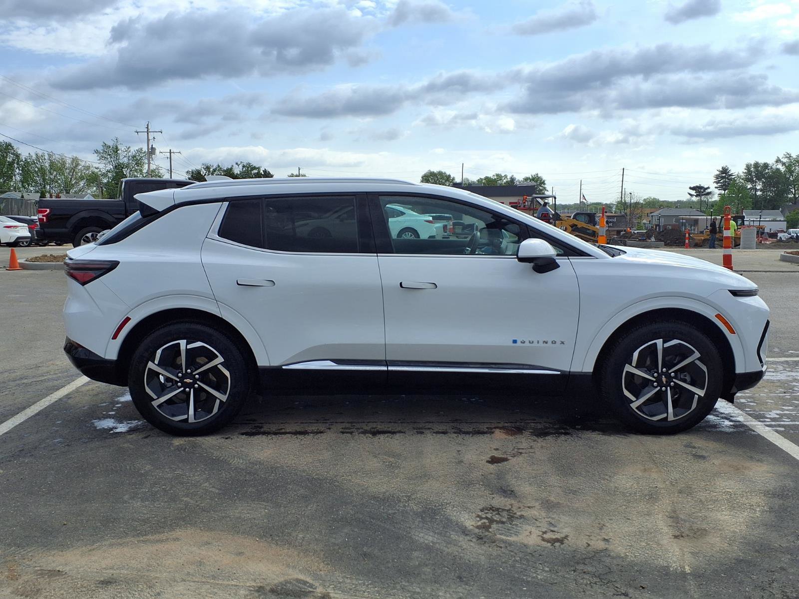 Used 2024 Chevrolet Equinox EV LT image 2