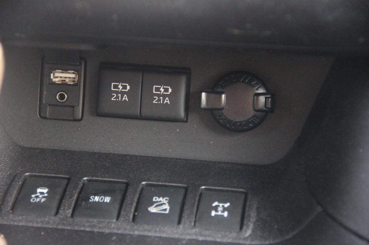 Used 2018 Toyota Highlander Limited AWD 4dr SUV image 26