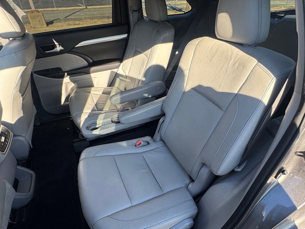 Used 2016 Toyota Highlander XLE image 20