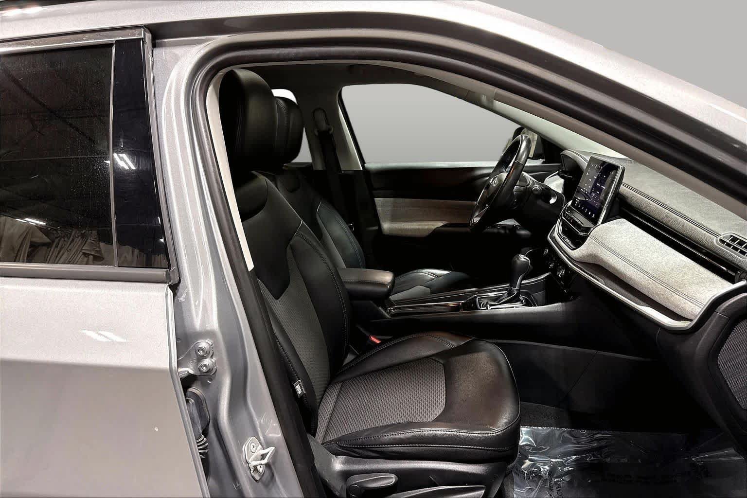Used 2022 Jeep Compass Latitude w/ Sun and Sound Group AWD/4WD image 17