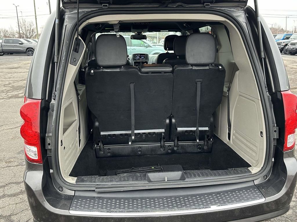 Used 2019 Dodge Grand Caravan SXT image 11