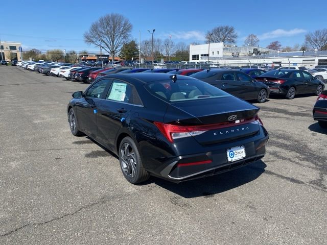 Certified 2025 Hyundai Elantra SEL image 8