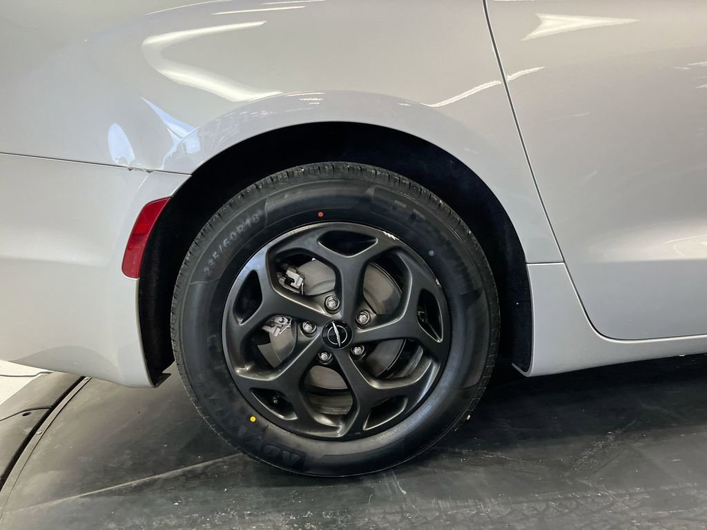 Used 2024 Chrysler Pacifica Premium image 10