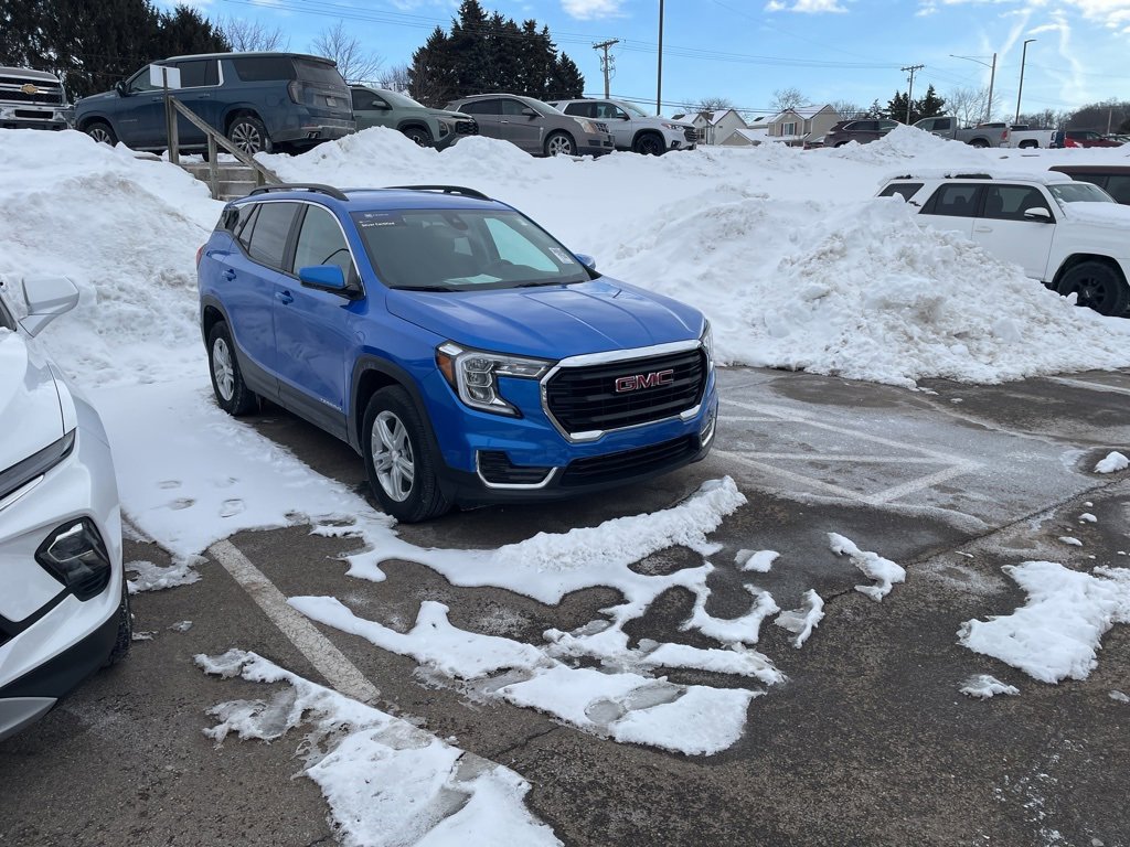 Used 2024 GMC Terrain SLE w/ Driver Convenience Package image 2