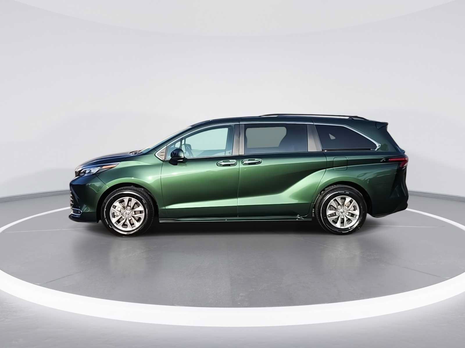 Certified 2024 Toyota Sienna XLE FWD image 5
