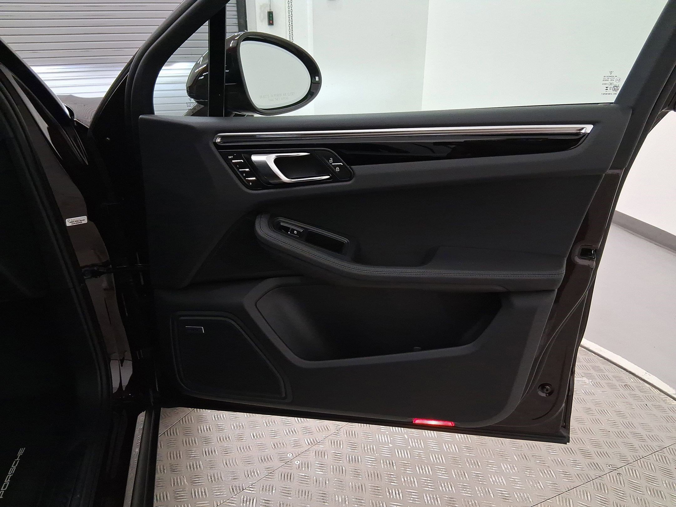 Used 2025 Porsche Macan image 34