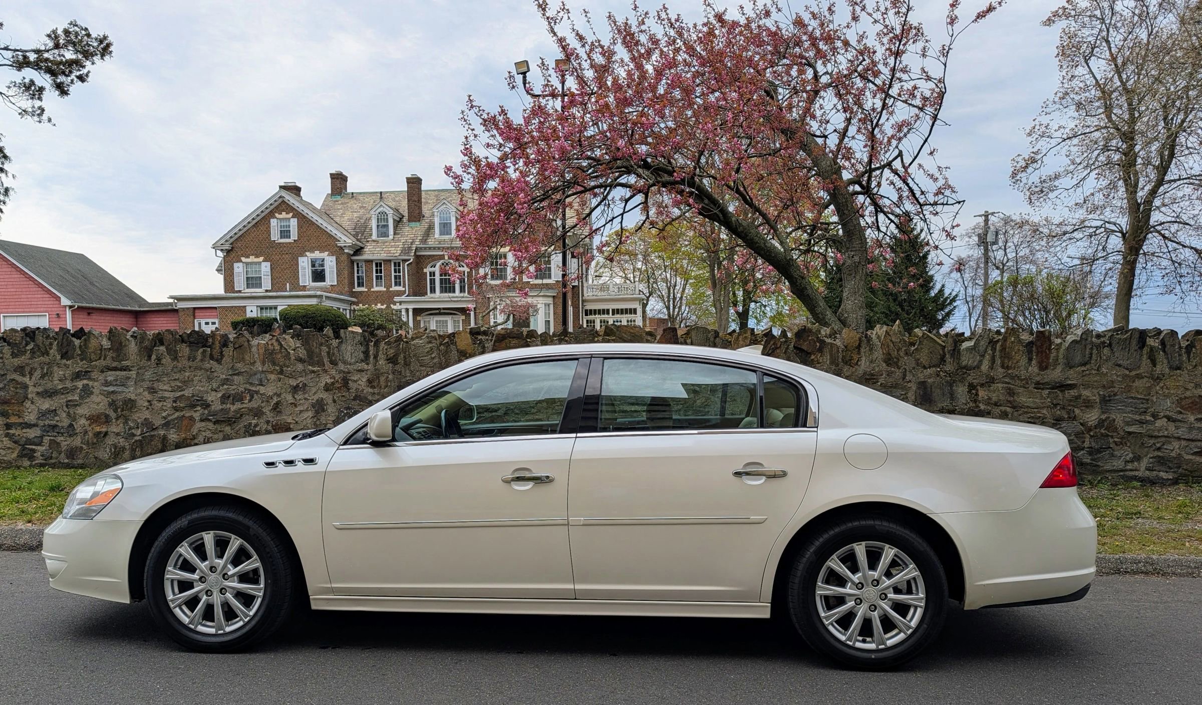 Used 2011 Buick Lucerne CXL w/ Driver Confidence Package FWD image 7