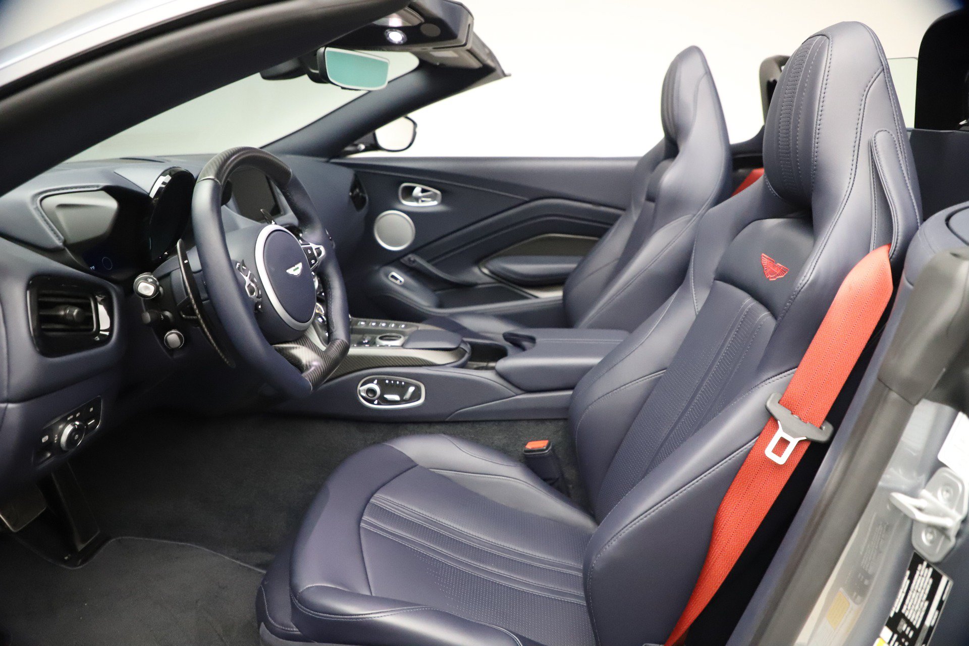Used 2021 Aston Martin V8 Vantage Roadster RWD image 22
