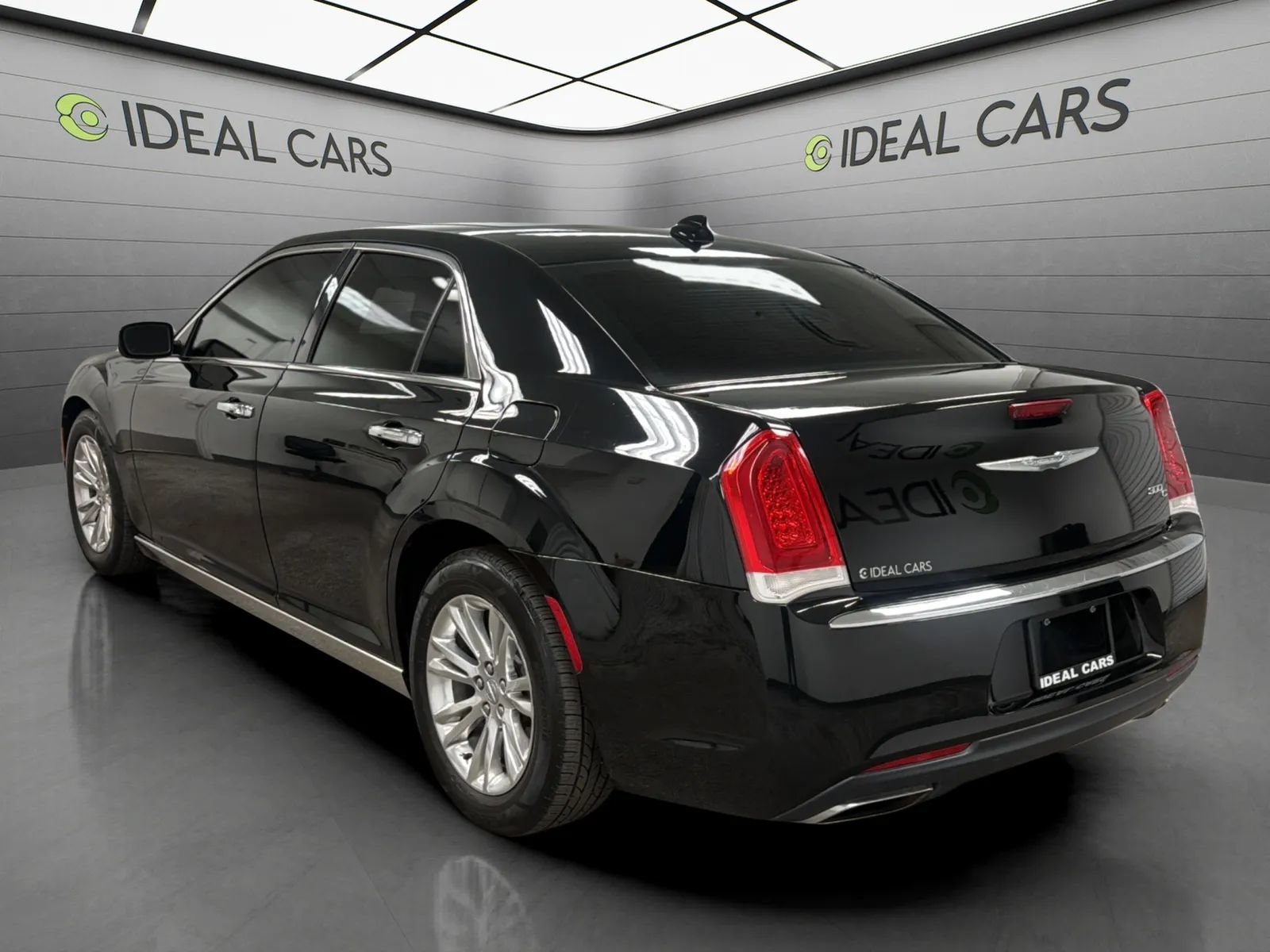 Used 2016 Chrysler 300 C RWD image 7