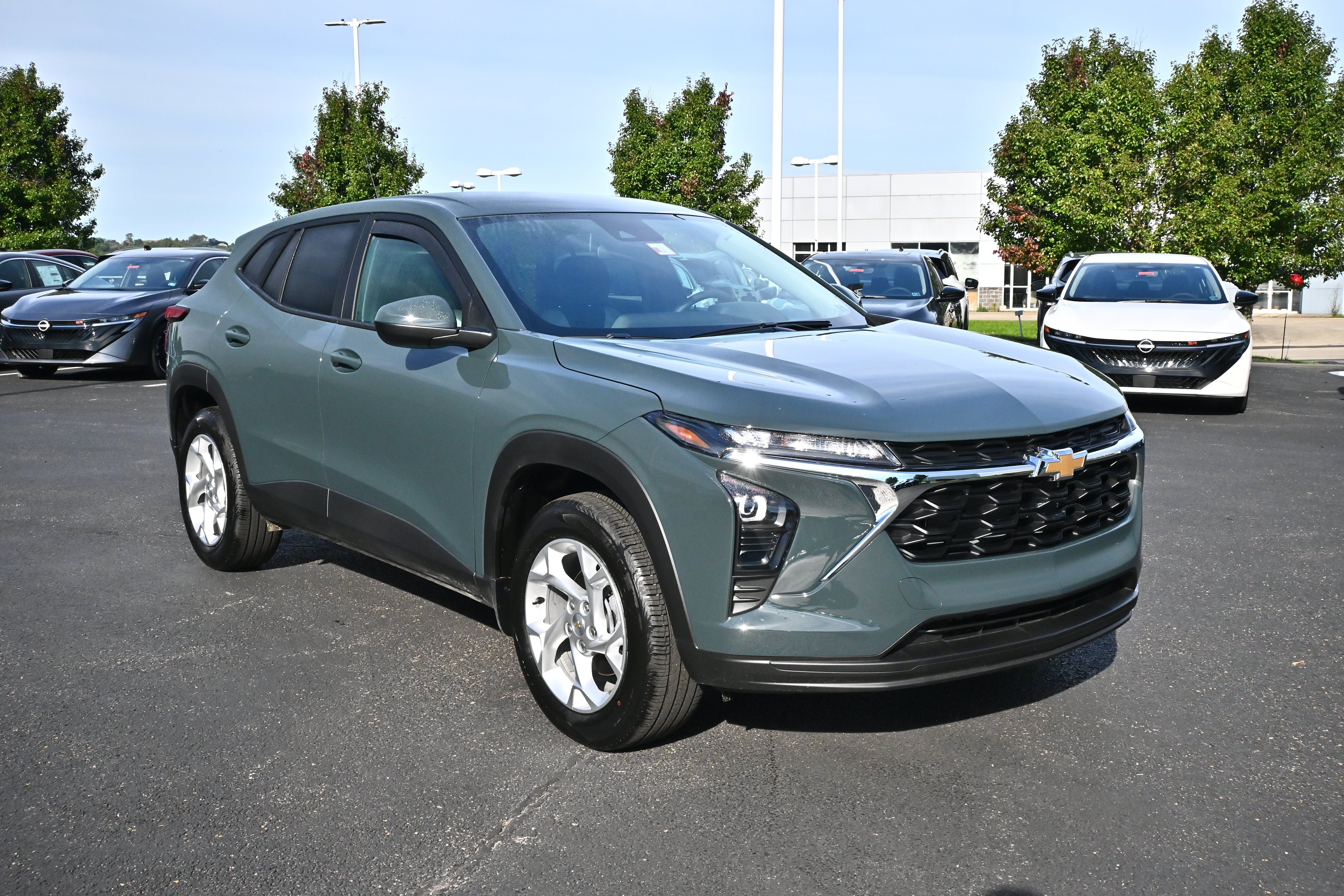 Used 2026 Chevrolet Trax LS w/ LS Convenience Package FWD image 2