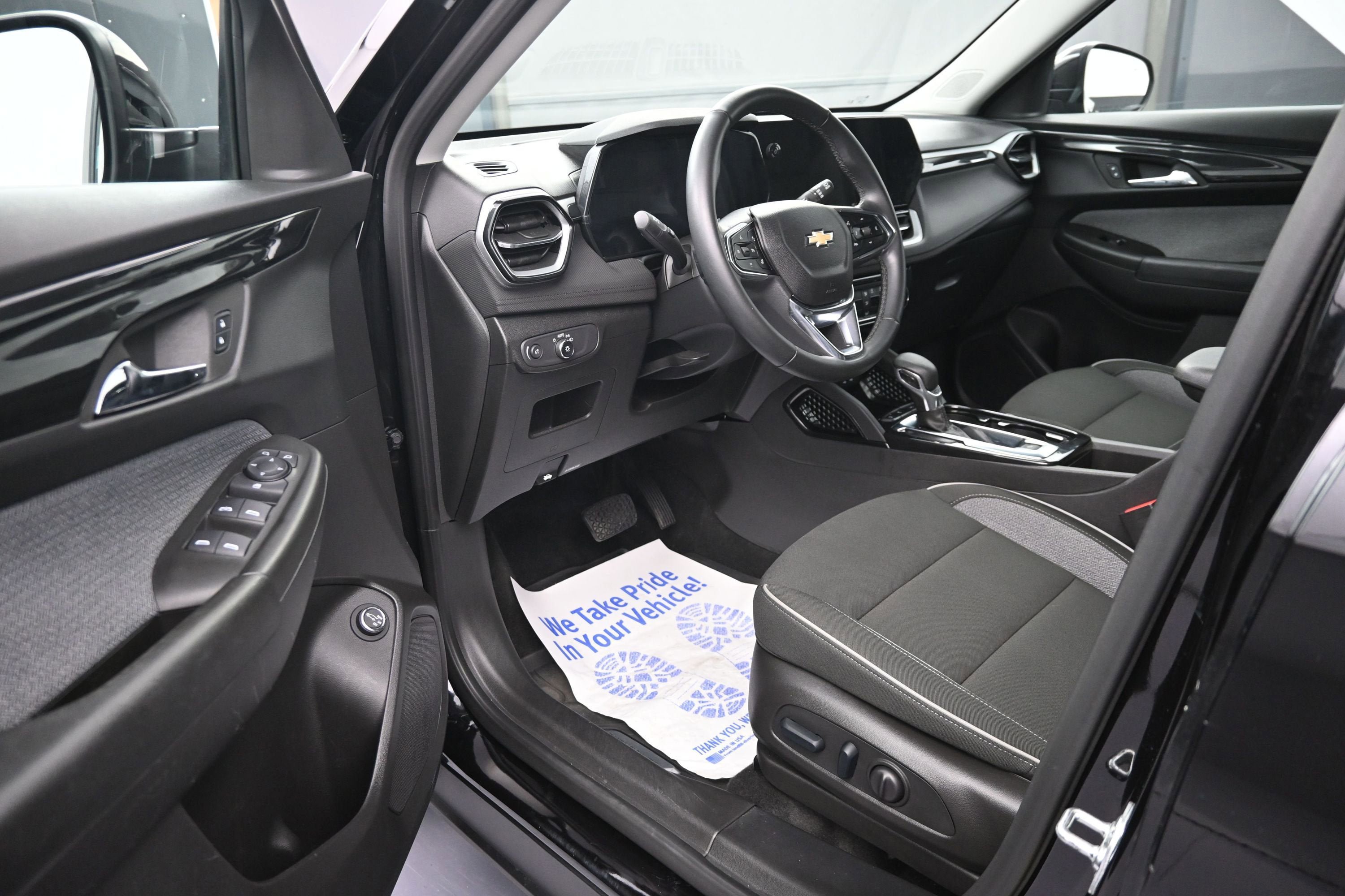 Used 2025 Chevrolet TrailBlazer LT w/ Convenience Package FWD image 9