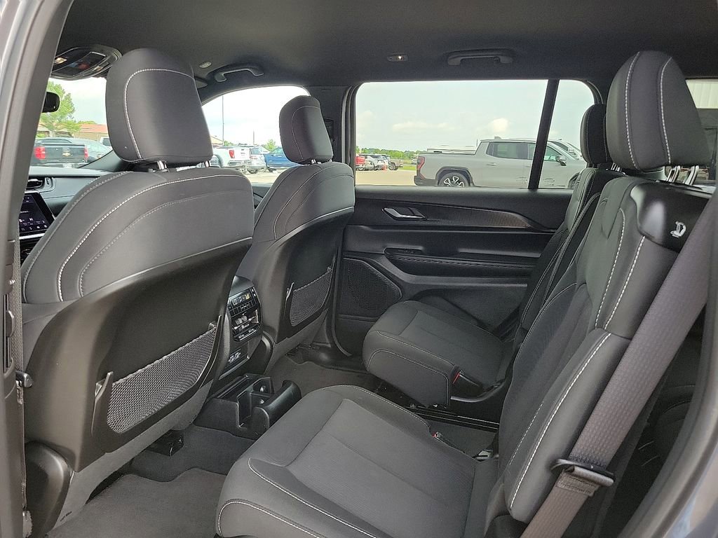 Used 2024 Jeep Grand Cherokee L Laredo image 10